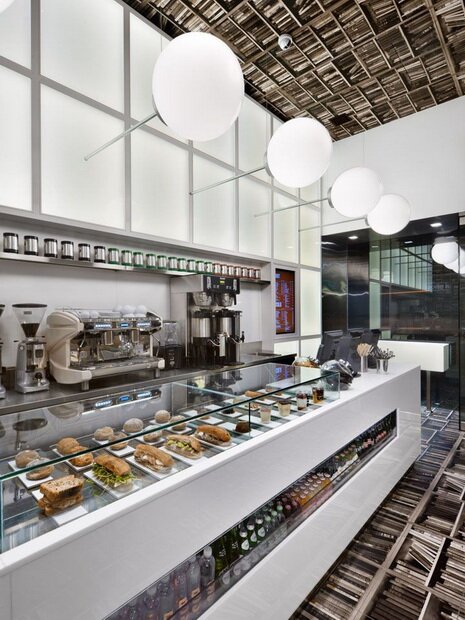 Стелажи с книгами повсяду в этом кафе Деспрессо - кофейня рядом с библиотекой