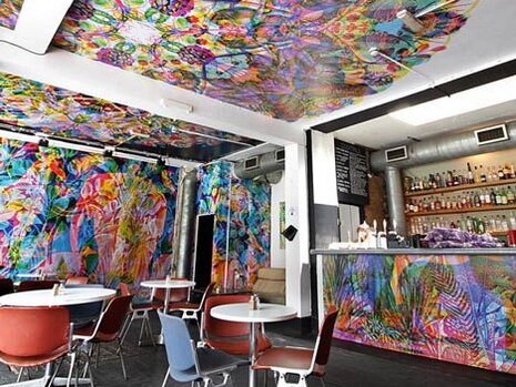 Кафейня с меняющимся от освещения интерьером Кафе, где можно увидеть свои сны на яву