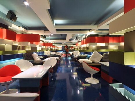 Кубиеский интерьер в кофейне  Кофейня в Индии с интерьером из кубиков