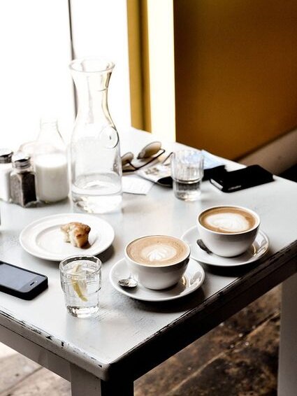 Утро в кафейне  За столиком кафе