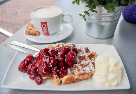 Кофе, вафля, клубника и сливки Пикантные вафли с клубникой и взбитыми сливками