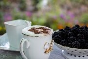 Рецепт для кофеварки Nespresso: имбирный эспрессо макьято с ежевикой
